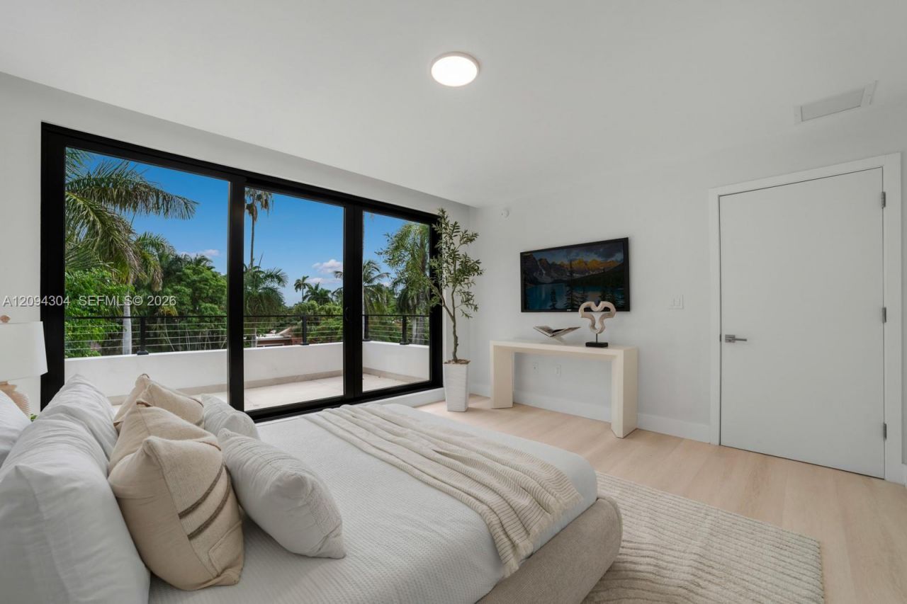 908 Tyler St , Hollywood, FL 33019 Photo