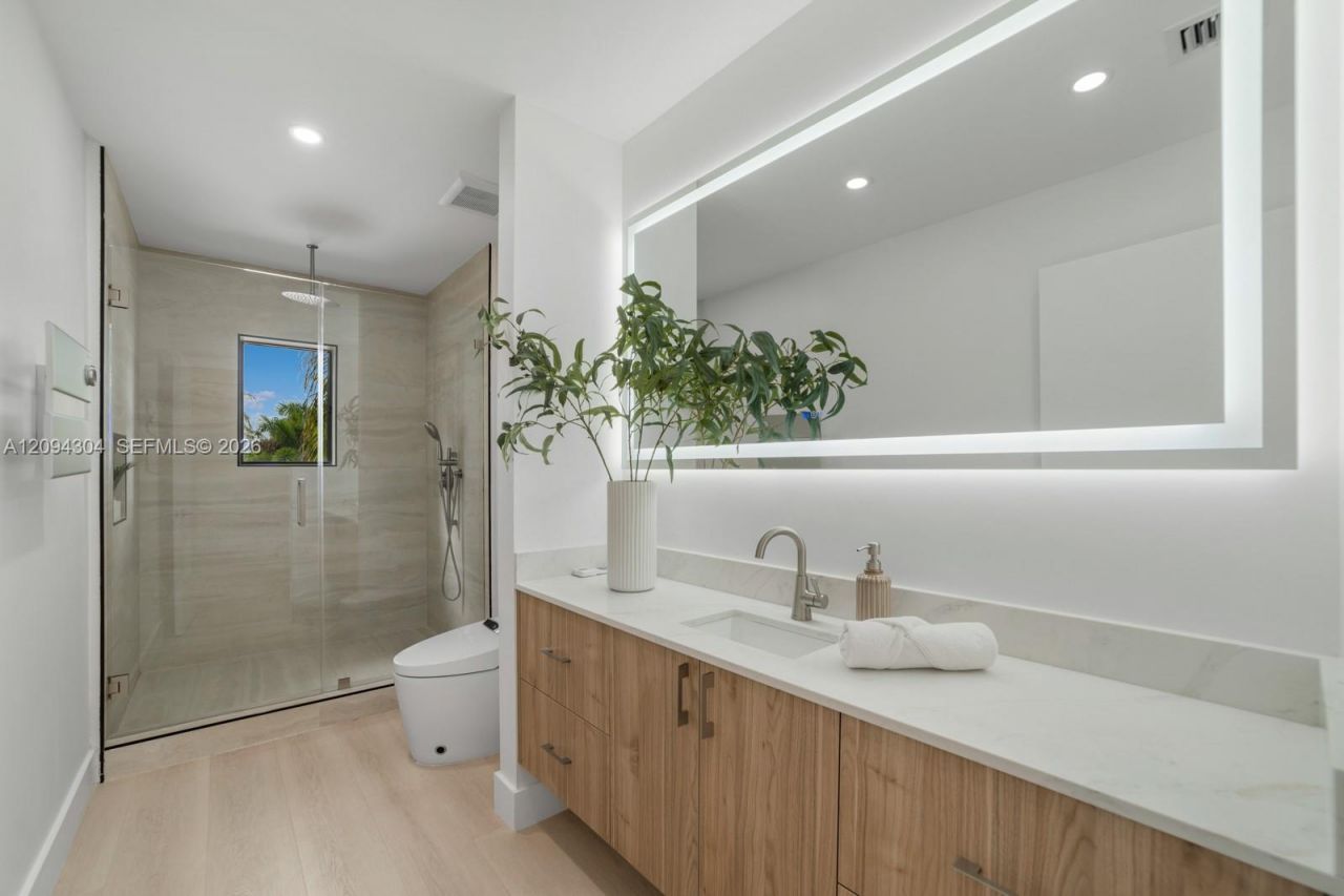 908 Tyler St , Hollywood, FL 33019 Photo