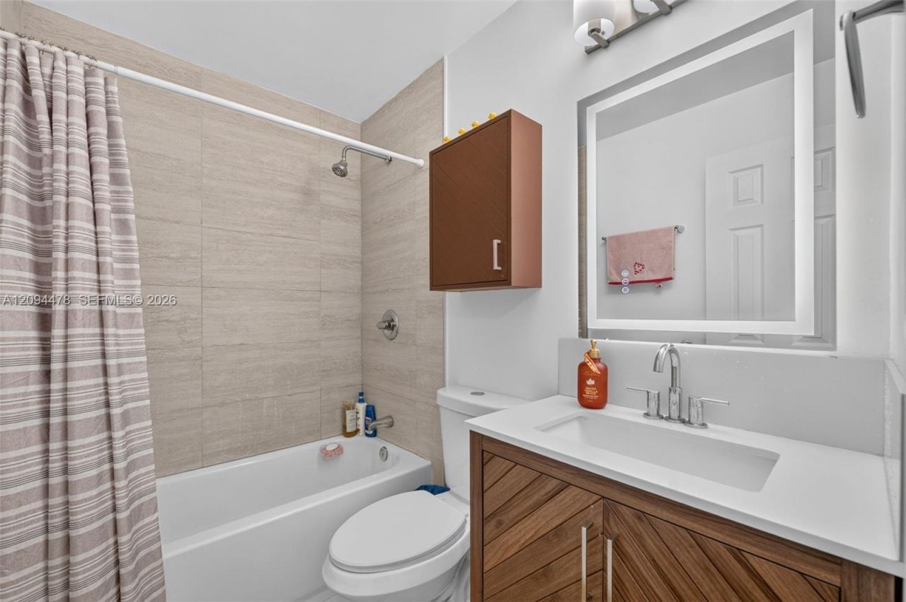 460 NE 211th Ter, Miami, FL 33179 Photo