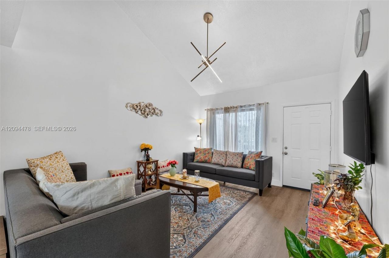 460 NE 211th Ter, Miami, FL 33179 Photo