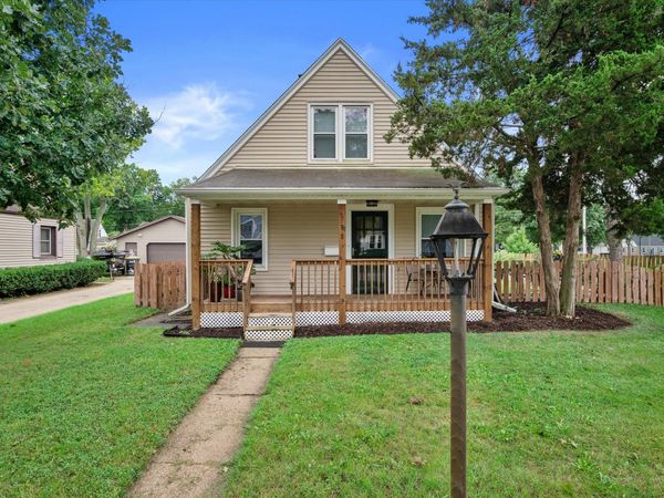 153 W Roberta Ave, Waukesha, WI 53186