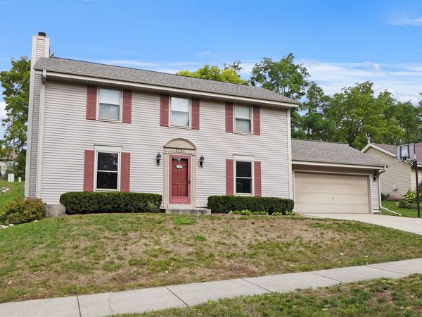 2724 Oakcrest Dr, Waukesha, WI 53188