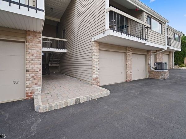 93 Overlook Dr, Union, NJ 08809