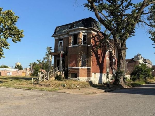 4845 Page Boulevard , St Louis, MO 63113