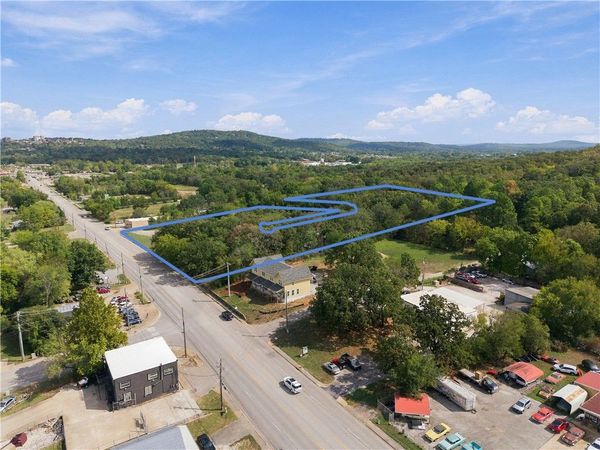 2050 S School Avenue , Fayetteville, AR 72701
