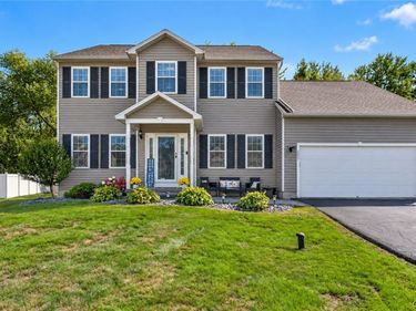 7252 Moss Creek Circle , Liverpool, NY 13090