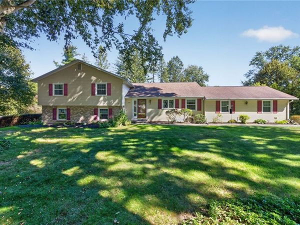 4 Countryside Road , Fairport, NY 14450