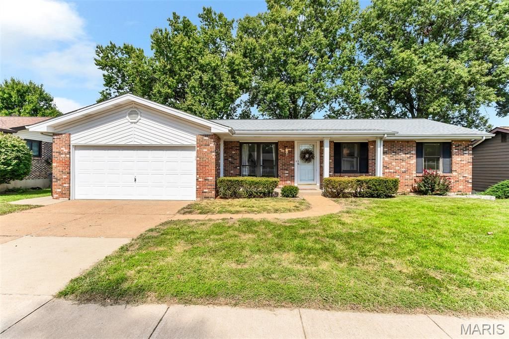 2333 Wincanton Road, Saint Louis, MO 63129 Main Photo