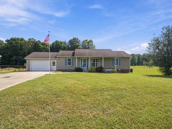 100 Meadows Ln, Mc Ewen, TN 37101