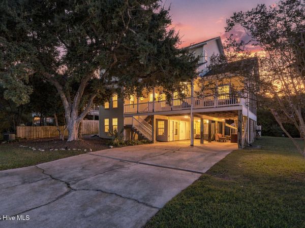 106 SE 44th Street, Oak Island, NC 28465