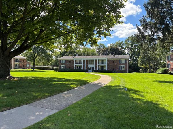 448 Fox Hills Drive S, Unit 2, Bloomfield Township, Mi 48304