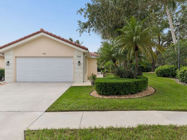 7910 Pine Island Way, West Palm Beach, FL 33411