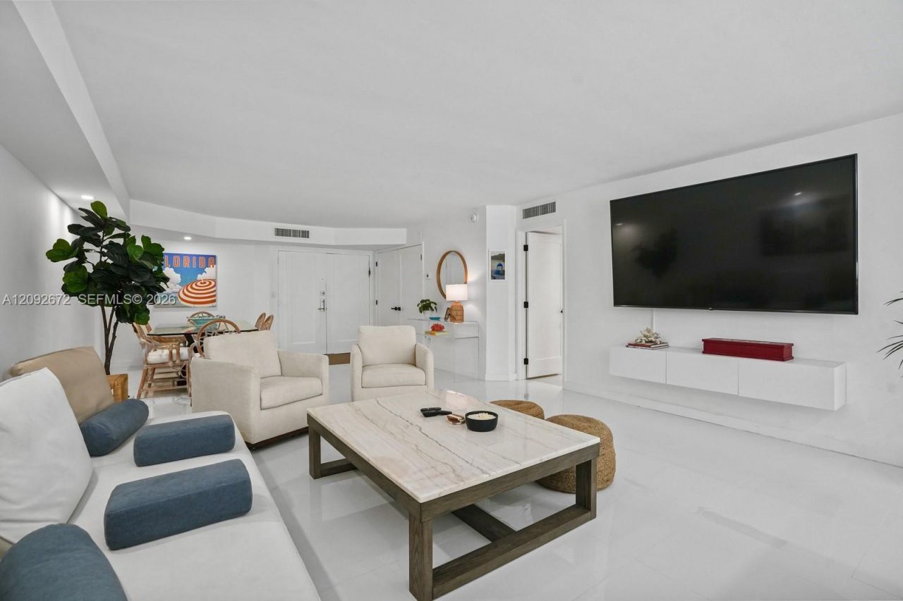 6423 Collins Ave , Unit 203, Miami Beach, FL 33141 Photo