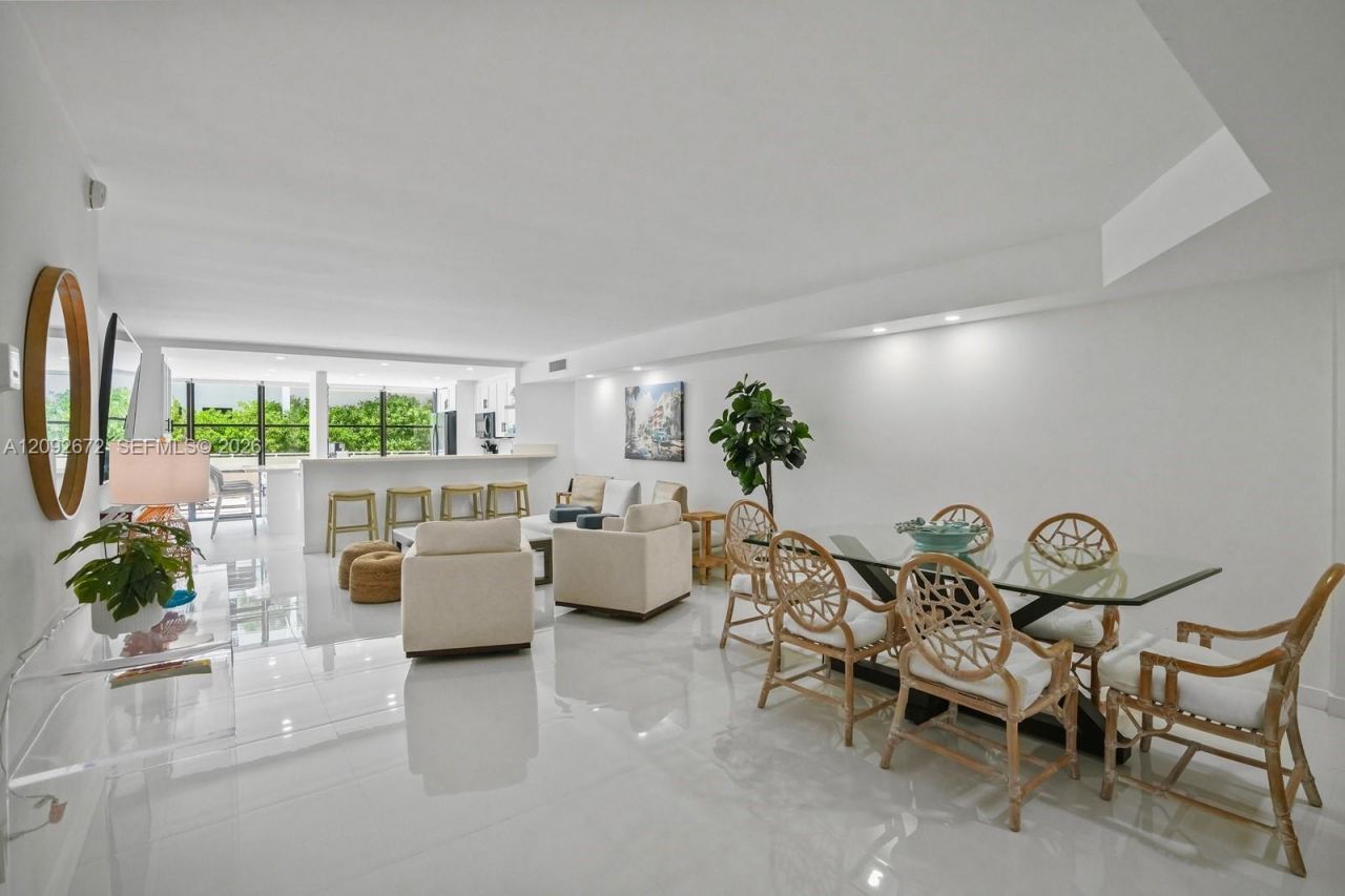 6423 Collins Ave , Unit 203, Miami Beach, FL 33141 Photo