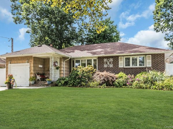 912 Ascan Street , Valley Stream, NY 11580