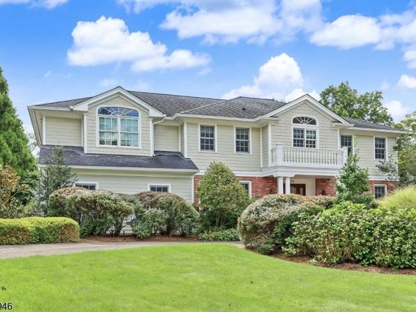 359 Lakeview Dr, Wyckoff, NJ 07481