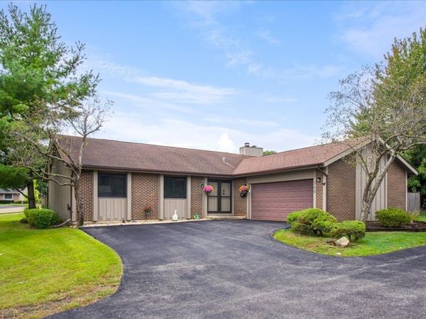 560 Lakeview Court , Roselle, IL 60172