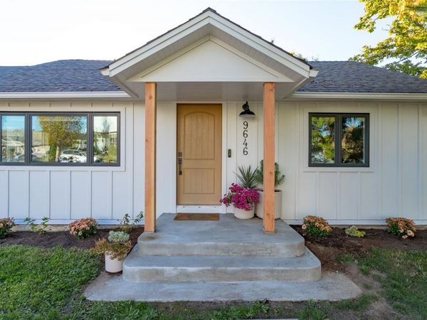 9646 Fifth St, Sidney, BC V8L 2W6