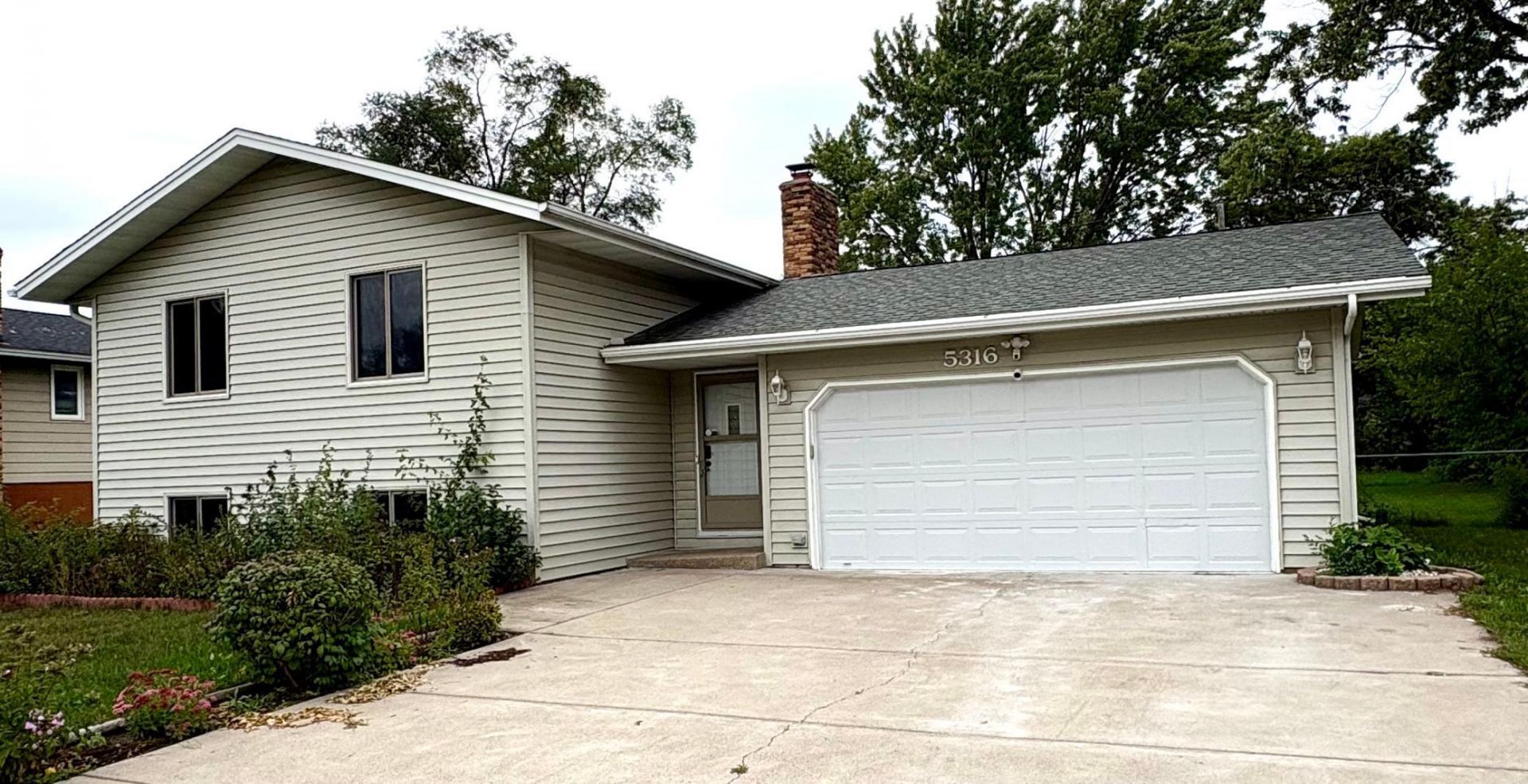 5316 Brookdale Drive N, Brooklyn Park, MN 55443 Main Photo