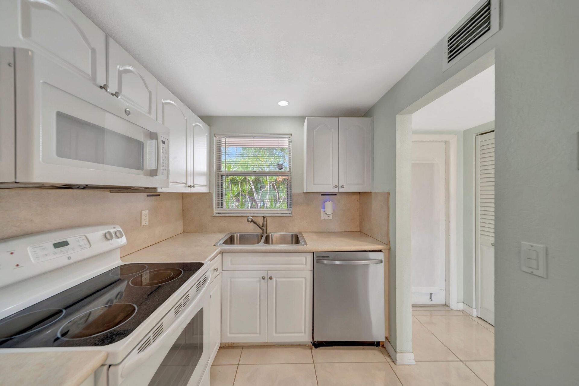 2700 Sunrise Lakes Drive W, Unit 201, Sunrise, FL 33322 Photo