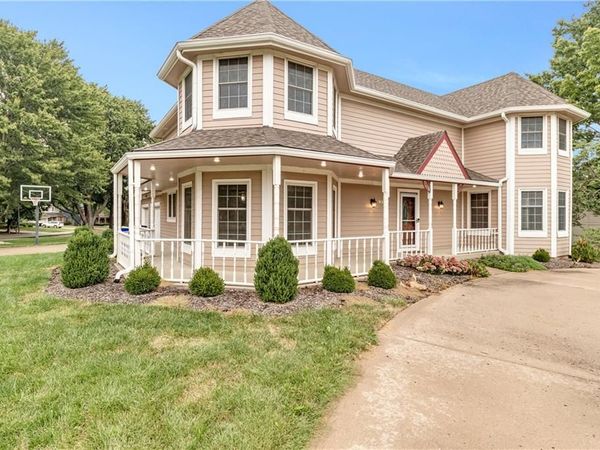 8523 Gillette Street, Lenexa, KS 66215