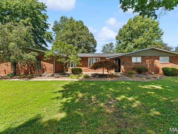 1 TANBARK Drive, New Baden, IL 62265