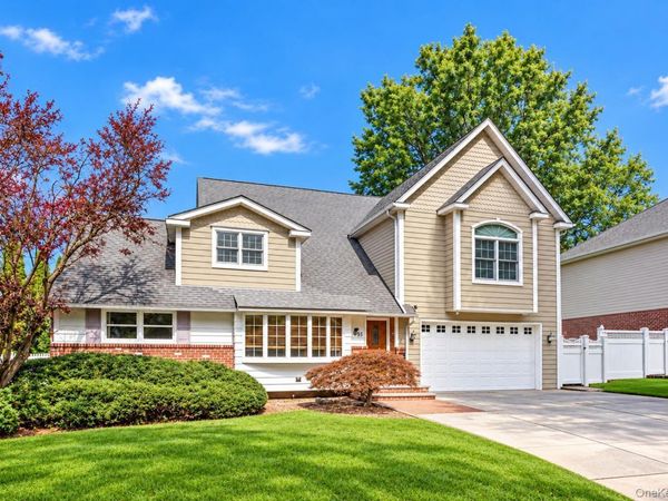 43 North Drive , Westbury, NY 11590