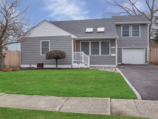 11 Pratt Street , West Babylon, NY 11704