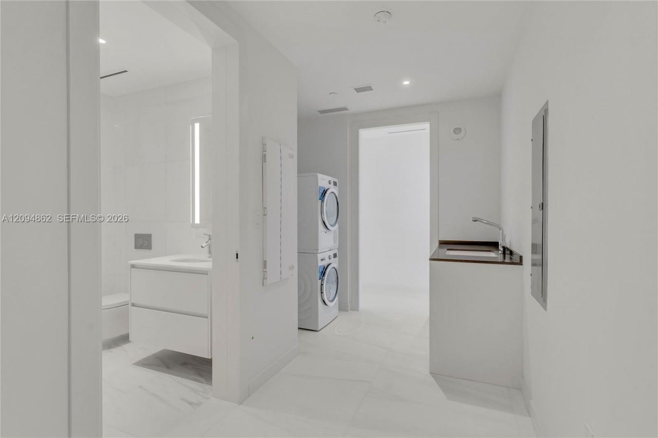 300 Biscayne Blvd Way , Unit 4203, Miami, FL 33131 Photo