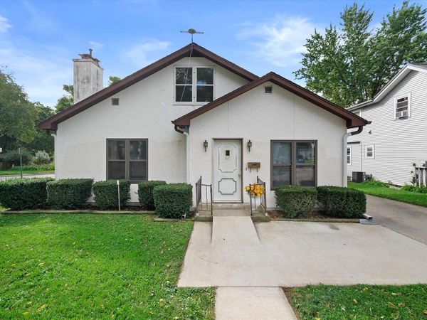 143 E Luther AVENUE, Oconomowoc, WI 53066