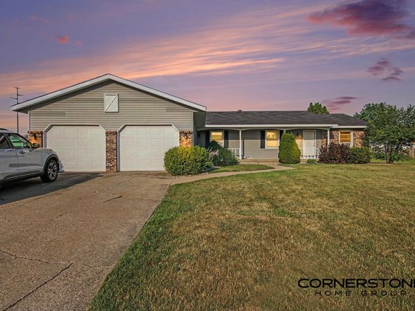 5991 Valley Ln Drive SE, Kentwood, MI 49508