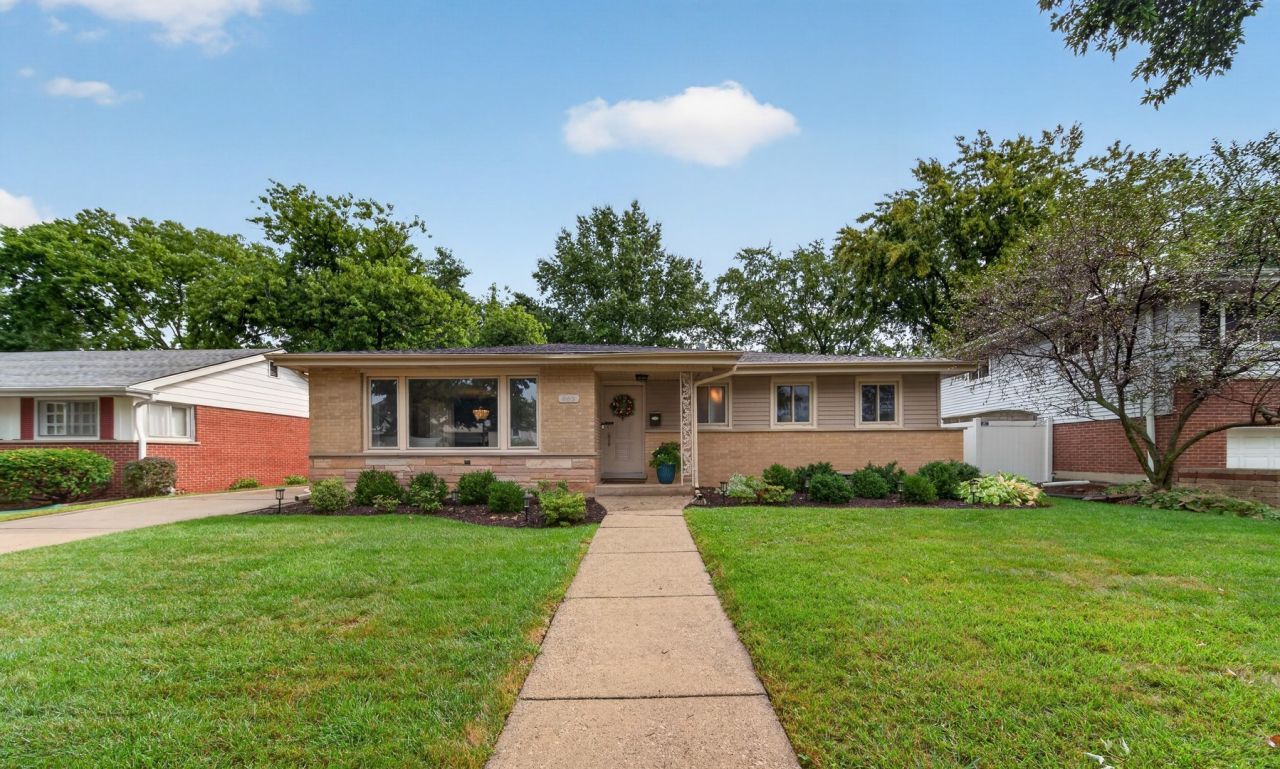 863 S Cedar Avenue, Elmhurst, IL 60126 Main Photo