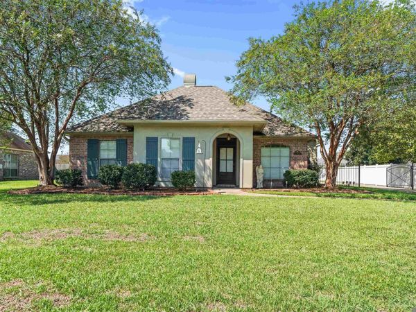 6685 Windwood Dr, Zachary, LA 70791