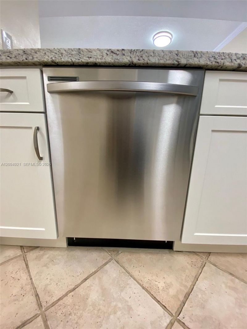 8881 A Fontainebleau Blvd, Unit 307, Miami, FL 33172 Photo