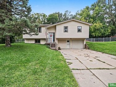 7830 Raven Oaks Drive, Omaha, NE 68152