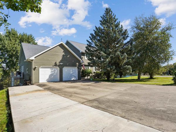 211 Eagle Drive, McGregor, IA 52157