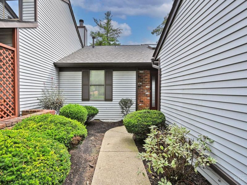 201 Centerbury Court, Cincinnati, OH 45246 Photo 2