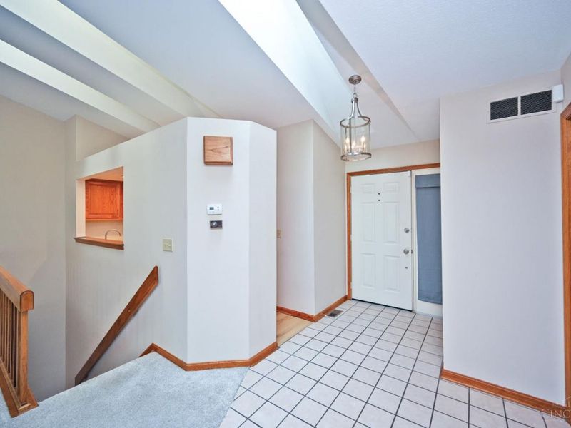 201 Centerbury Court, Cincinnati, OH 45246 Photo 3