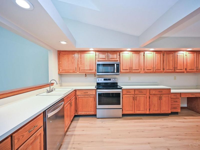 201 Centerbury Court, Cincinnati, OH 45246 Photo 4