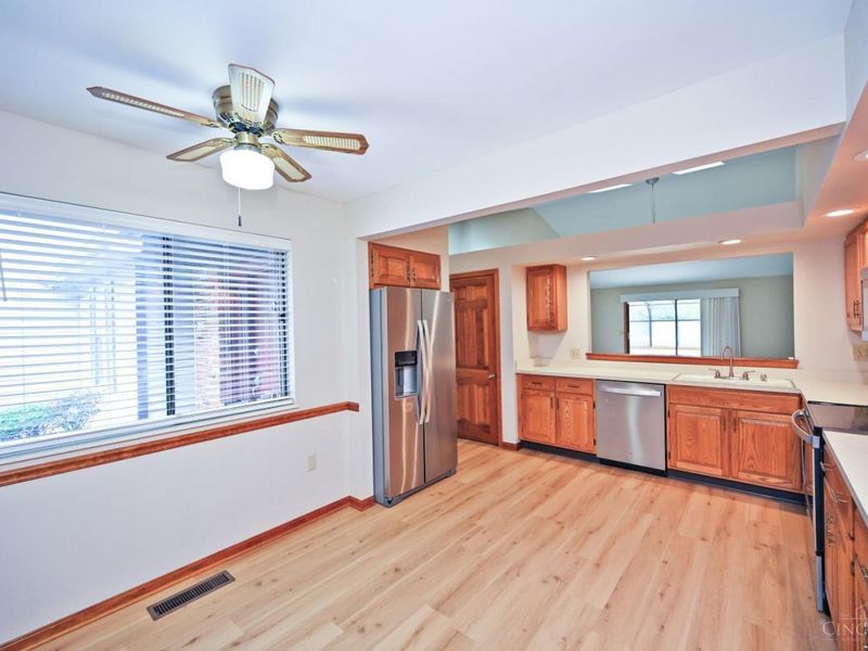 201 Centerbury Court, Cincinnati, OH 45246 Photo 6