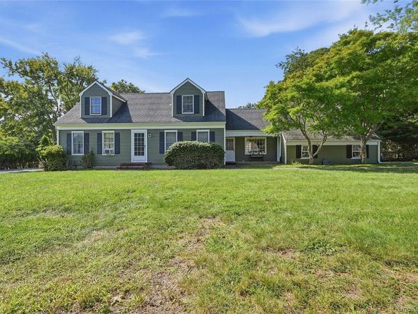 43 Farm Road N, Wading River, NY 11792