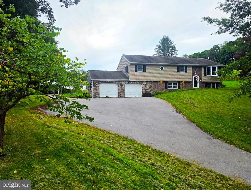 36 HERTZOG SCHOOL ROAD , MERTZTOWN, PA 19539