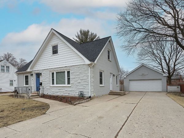324 Woodland Road, Libertyville, IL 60048