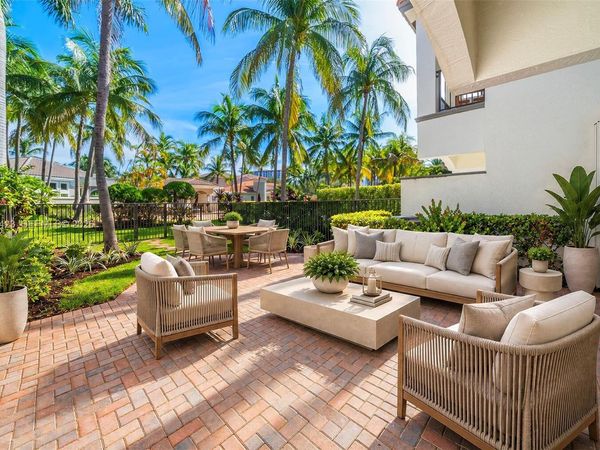 887 W Spinnaker Dr W , Hollywood, FL 33019