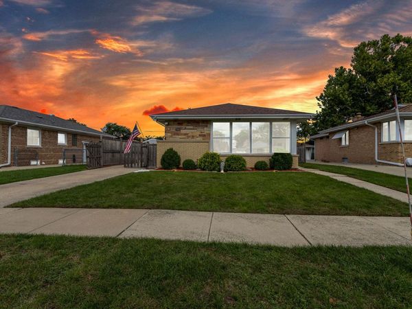 7316 W Greenleaf Street, Niles, IL 60714