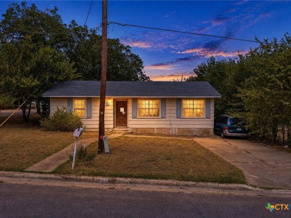 200 E Hoopes Avenue , Pflugerville, TX 78660