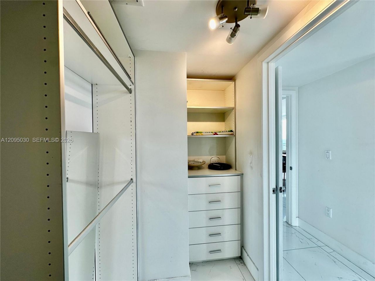 92 SW 3rd St , Unit 4905, Miami, FL 33130 Photo