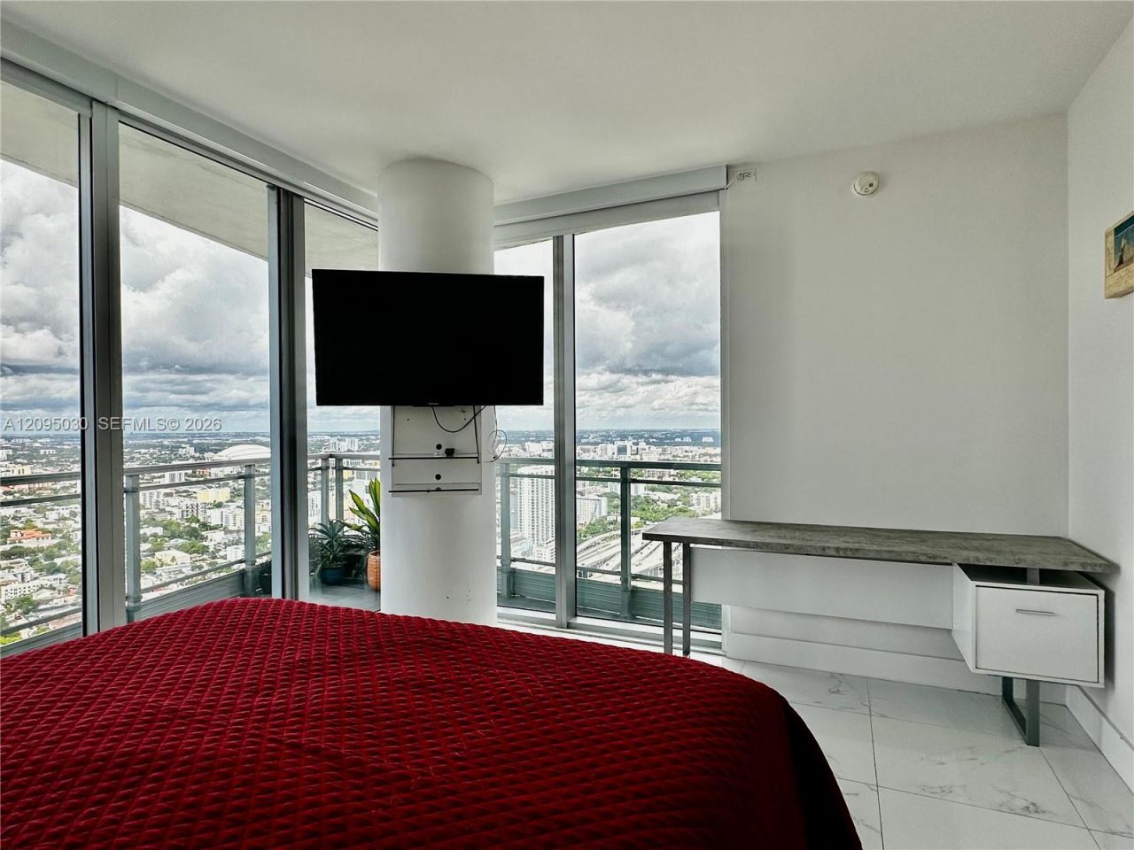 92 SW 3rd St , Unit 4905, Miami, FL 33130 Photo