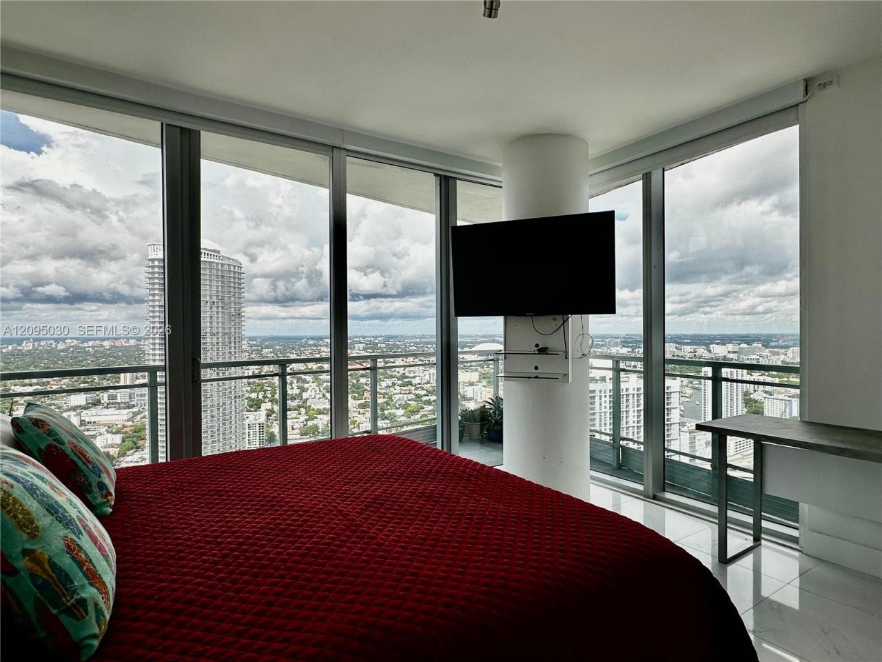 92 SW 3rd St , Unit 4905, Miami, FL 33130 Photo