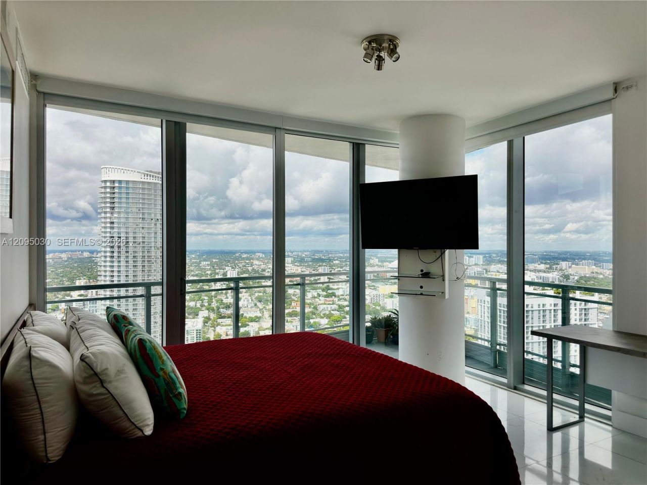 92 SW 3rd St , Unit 4905, Miami, FL 33130 Photo